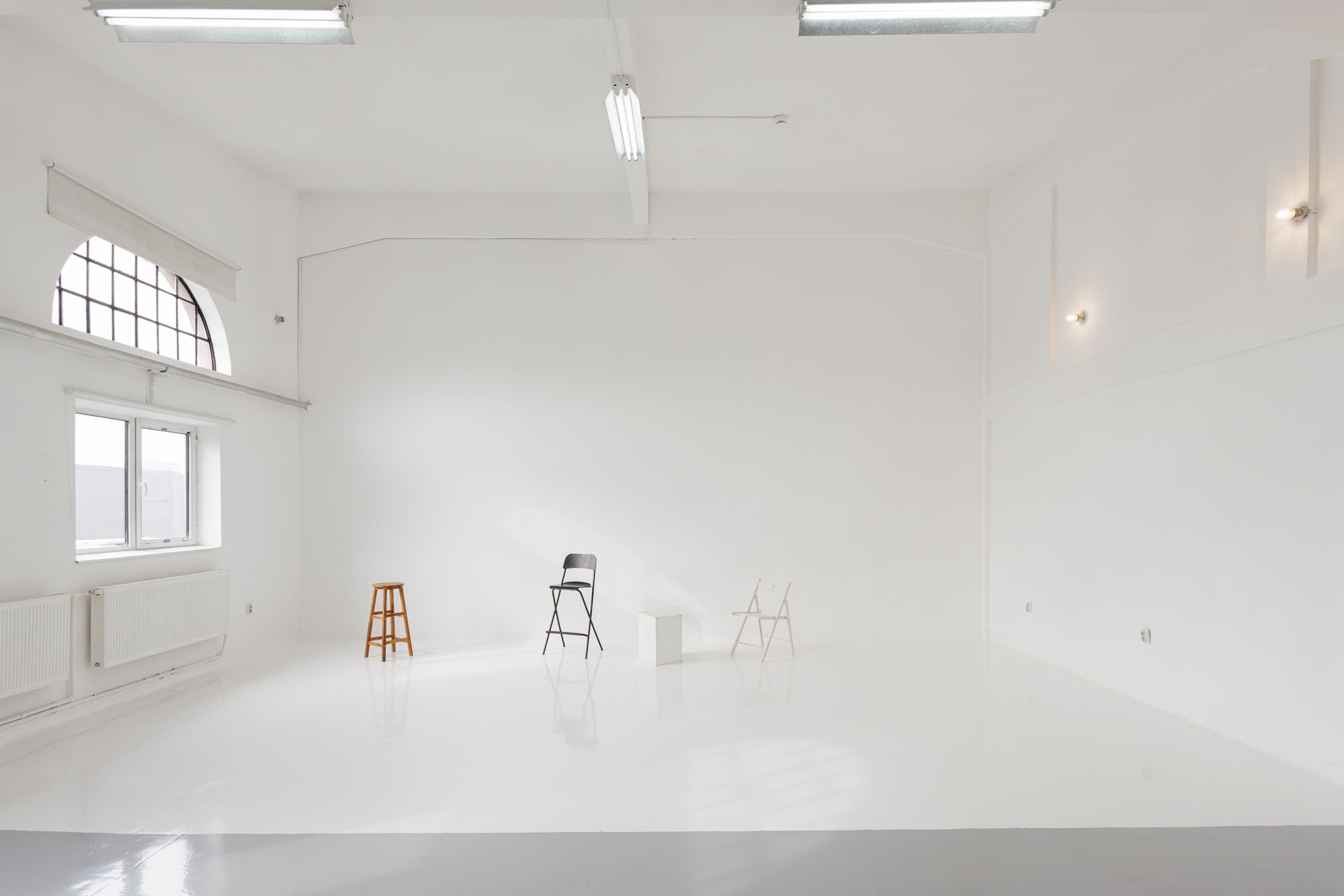 Studio foto-video, închiriere București, ședințe foto, producție video, echipament profesional, spațiu creativ, fotografi, videografi, portrete, evenimente.