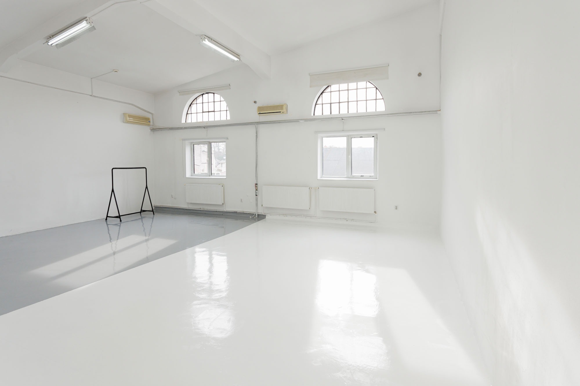 Studio foto-video, închiriere București, ședințe foto, producție video, echipament profesional, spațiu creativ, fotografi, videografi, portrete, evenimente.