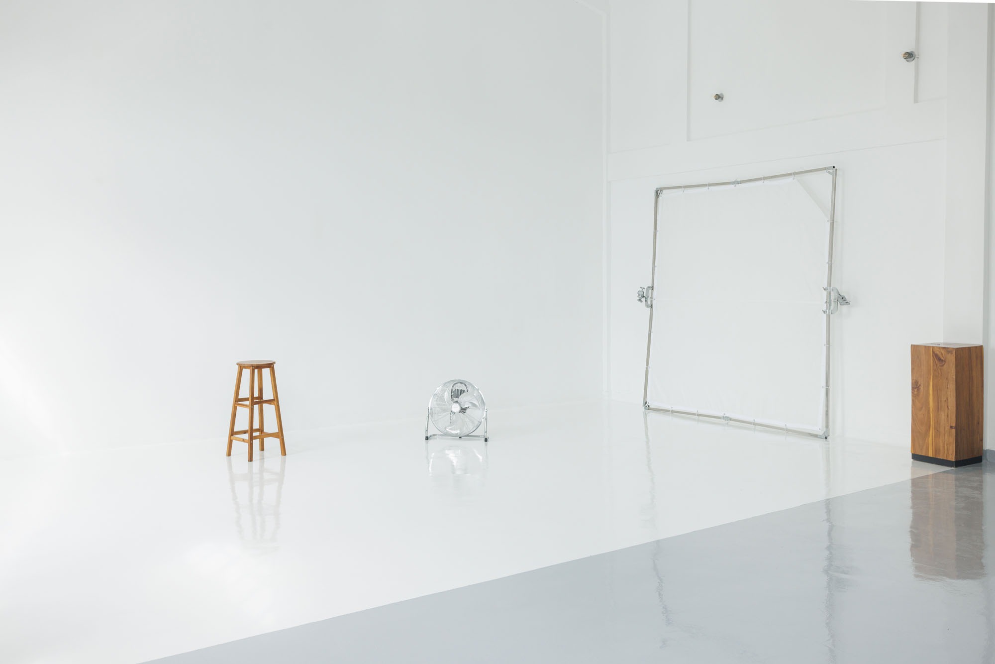 Studio foto-video, închiriere București, ședințe foto, producție video, echipament profesional, spațiu creativ, fotografi, videografi, portrete, evenimente.