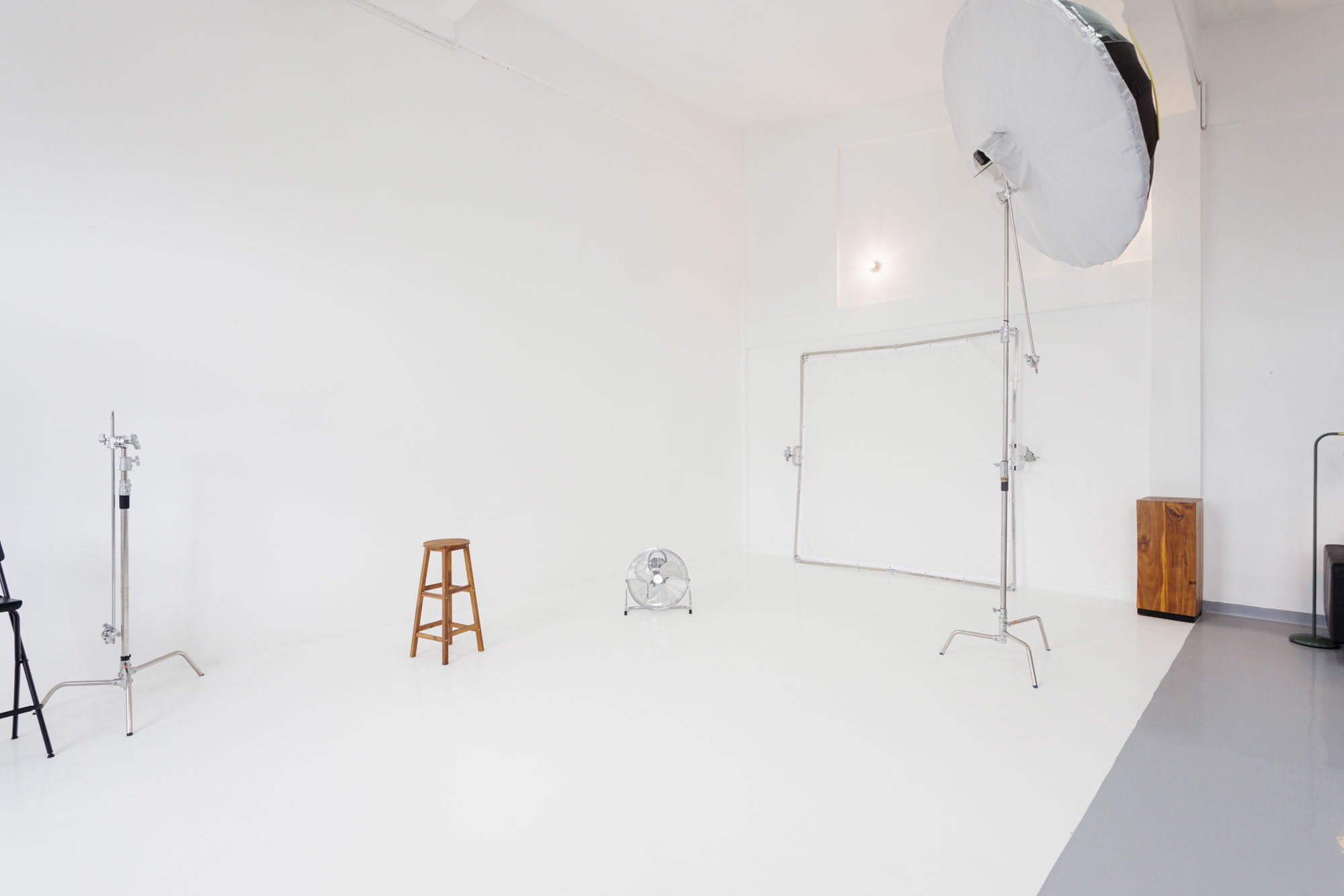Studio foto-video, închiriere București, ședințe foto, producție video, echipament profesional, spațiu creativ, fotografi, videografi, portrete, evenimente.