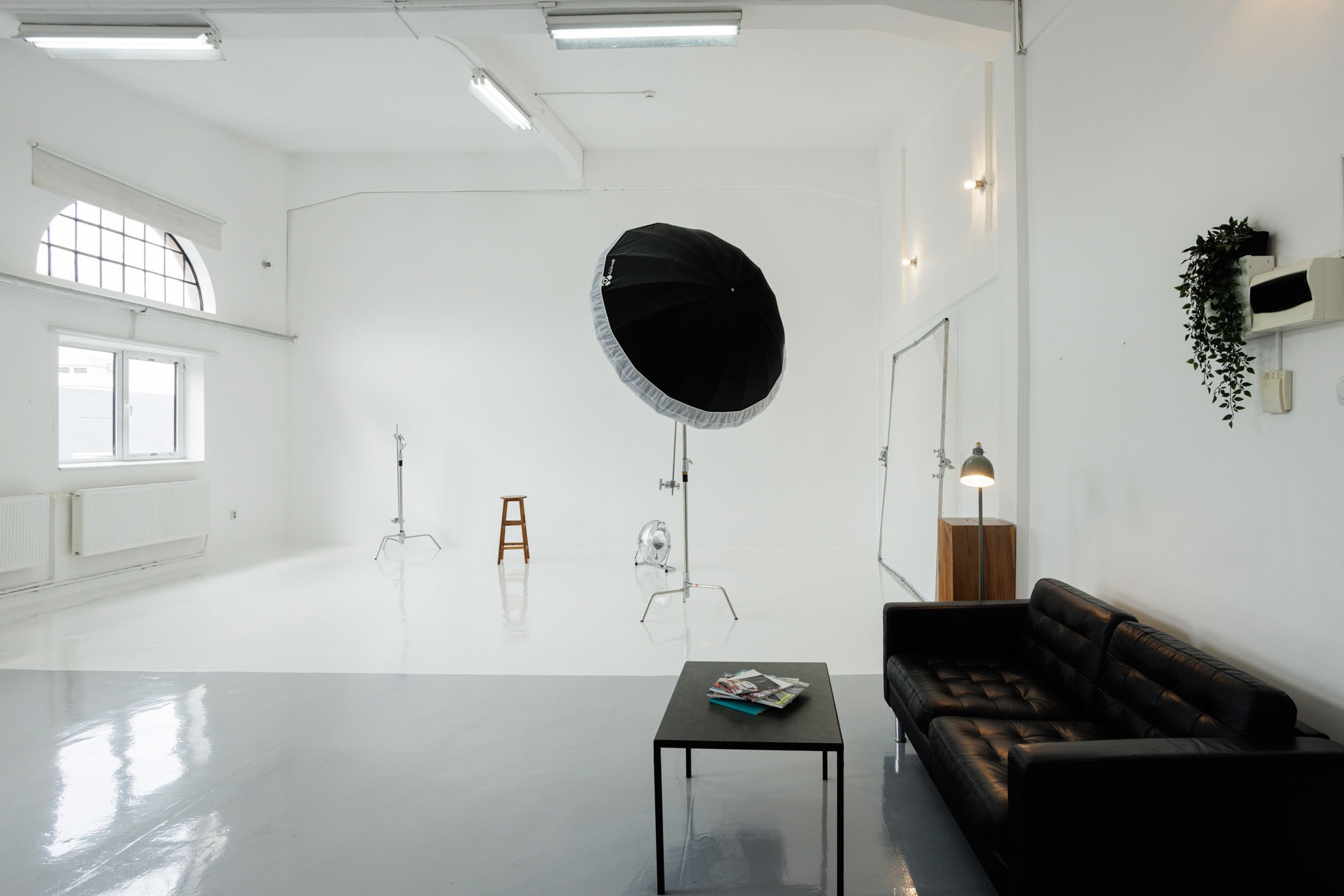 Studio foto-video, închiriere București, ședințe foto, producție video, echipament profesional, spațiu creativ, fotografi, videografi, portrete, evenimente.