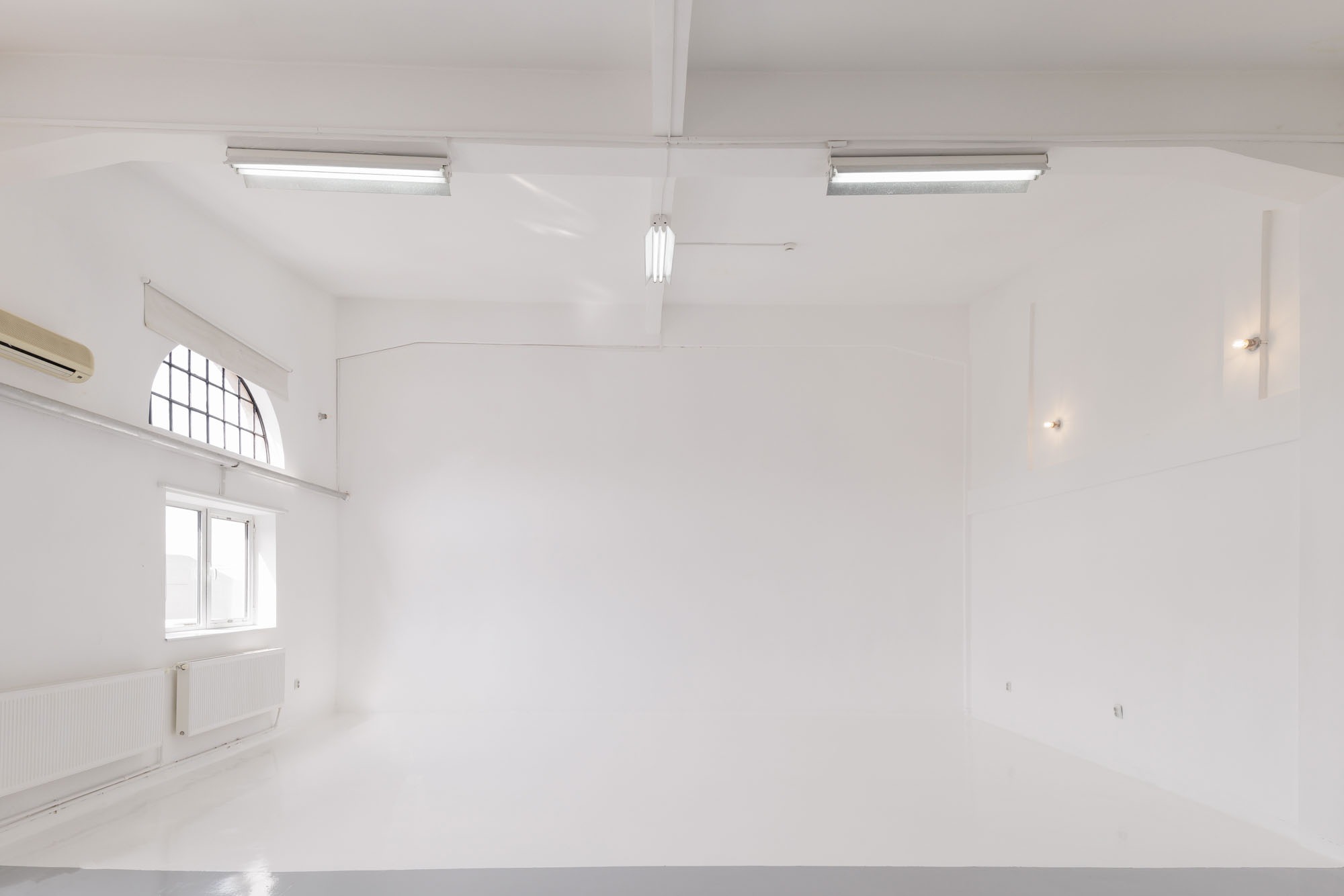 Studio foto-video, închiriere București, ședințe foto, producție video, echipament profesional, spațiu creativ, fotografi, videografi, portrete, evenimente.