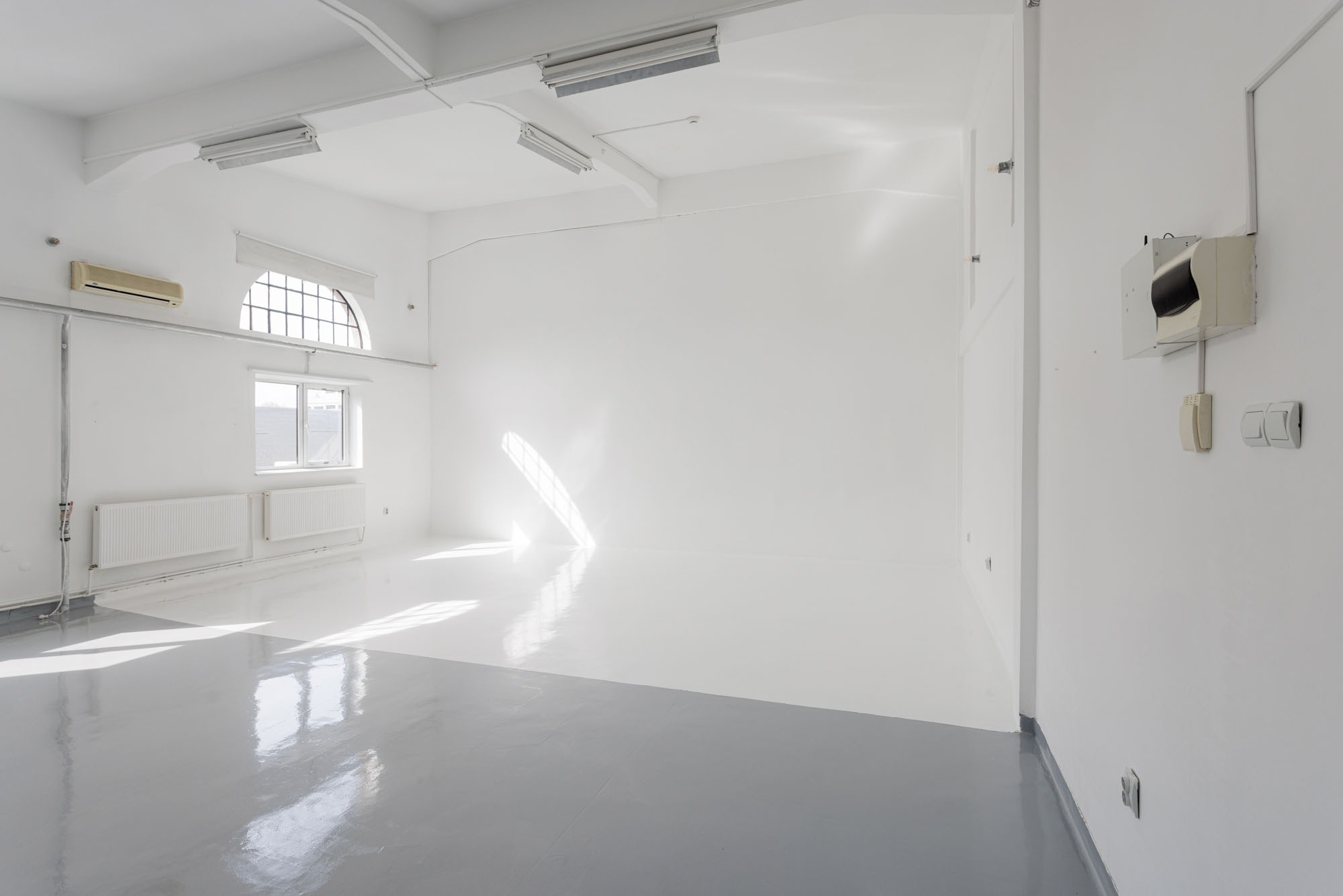 Studio foto-video, închiriere București, ședințe foto, producție video, echipament profesional, spațiu creativ, fotografi, videografi, portrete, evenimente.